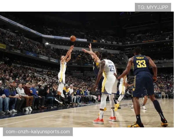 勇士进攻体系强调转移球与快速移动 与步行者动态进攻理念相似 勇士进攻体系强调转移球与快速移动 与步行者动态进攻理念相似